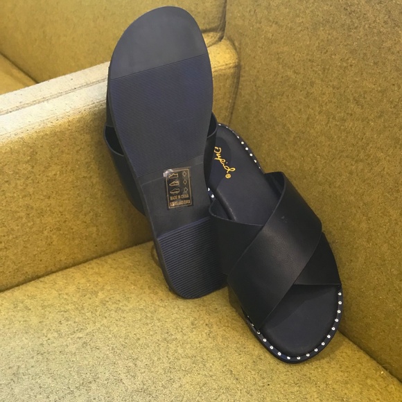 Last Pair🚨Cross Strap Sandals - Picture 6 of 6